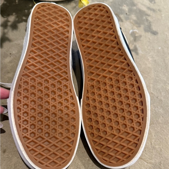 Vans Women’s Classic Black and White Sneakers Sz 8.5 - Picture 3 of 8